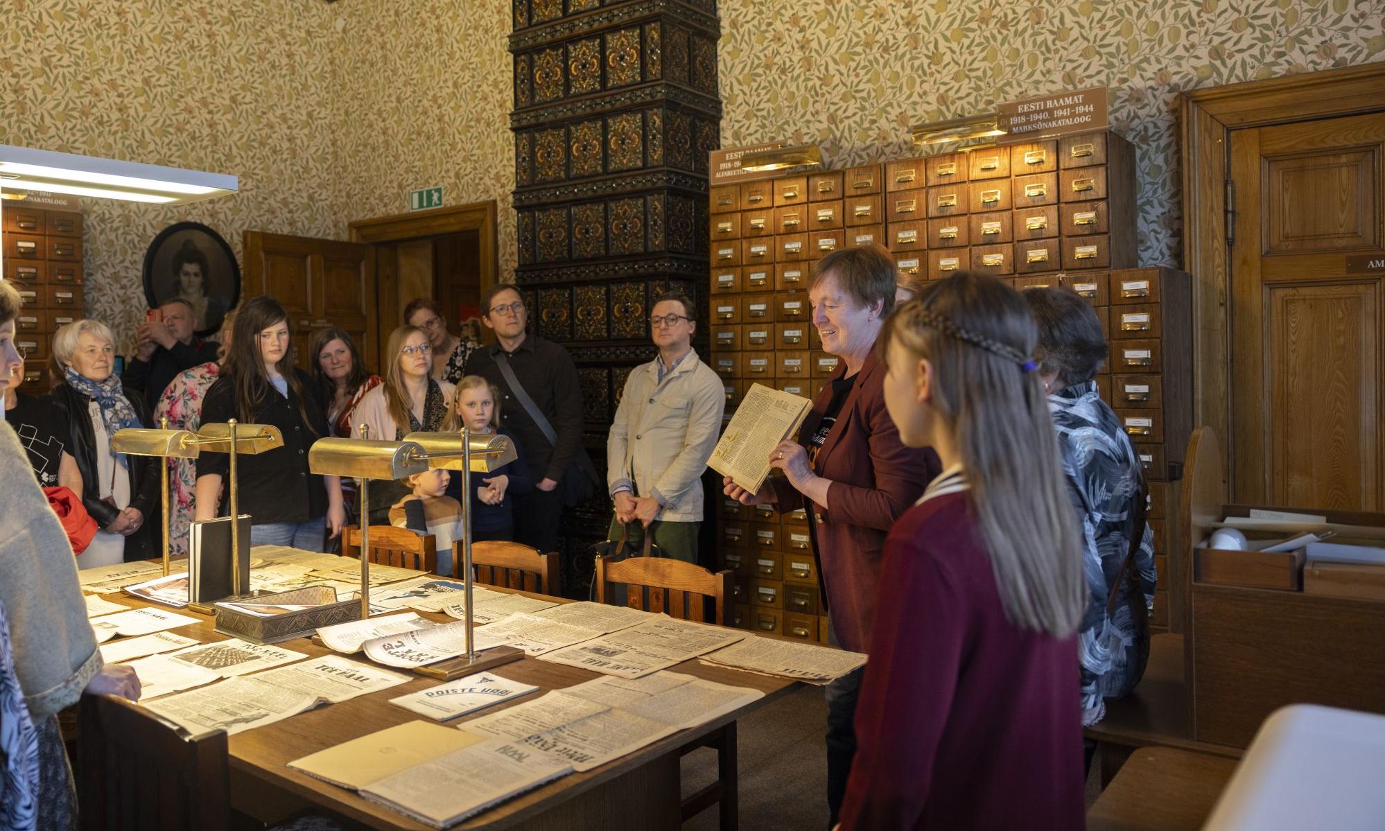 muuseumiöö külalised tutvumas arhiivraamatukogu materjalidega