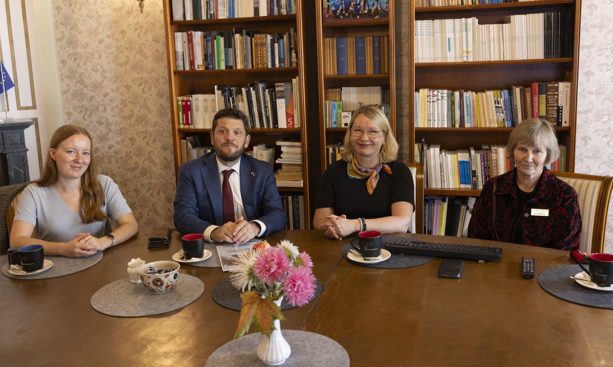 Külalised Tartu Rahu laua ümber
