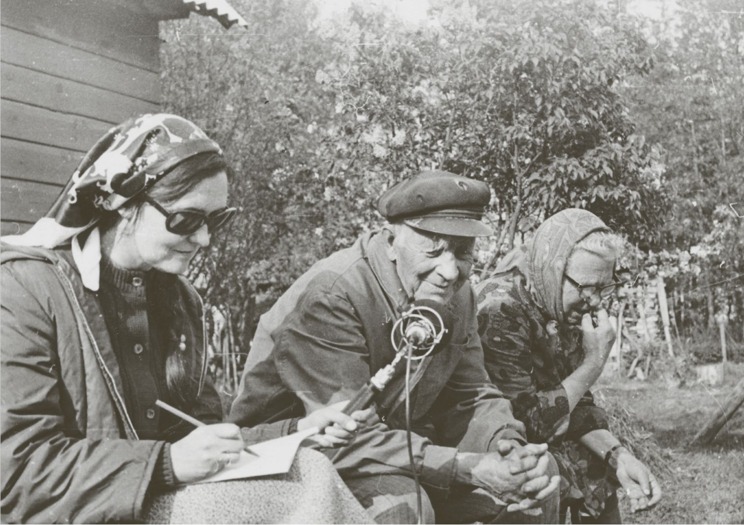 Vana meremees Aleksander Vipp pajatab meremehelugusid, lindistab Ingrid Rüütel. Jämaja, Mässa küla. Olav Kiis, 1975. (ERA, Foto 11178)