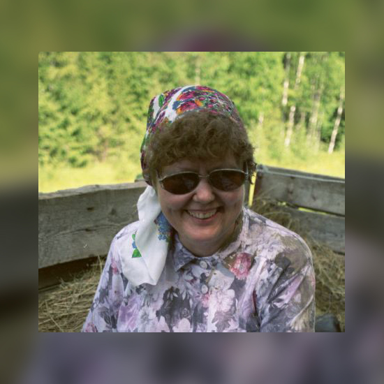 Anu Korb traktorikärus, teel Naumova külakohale. Volgamaa, Kirovi oblast, Oparino rajoon. Pille Niin, 2001. (ERA, VF 3860)