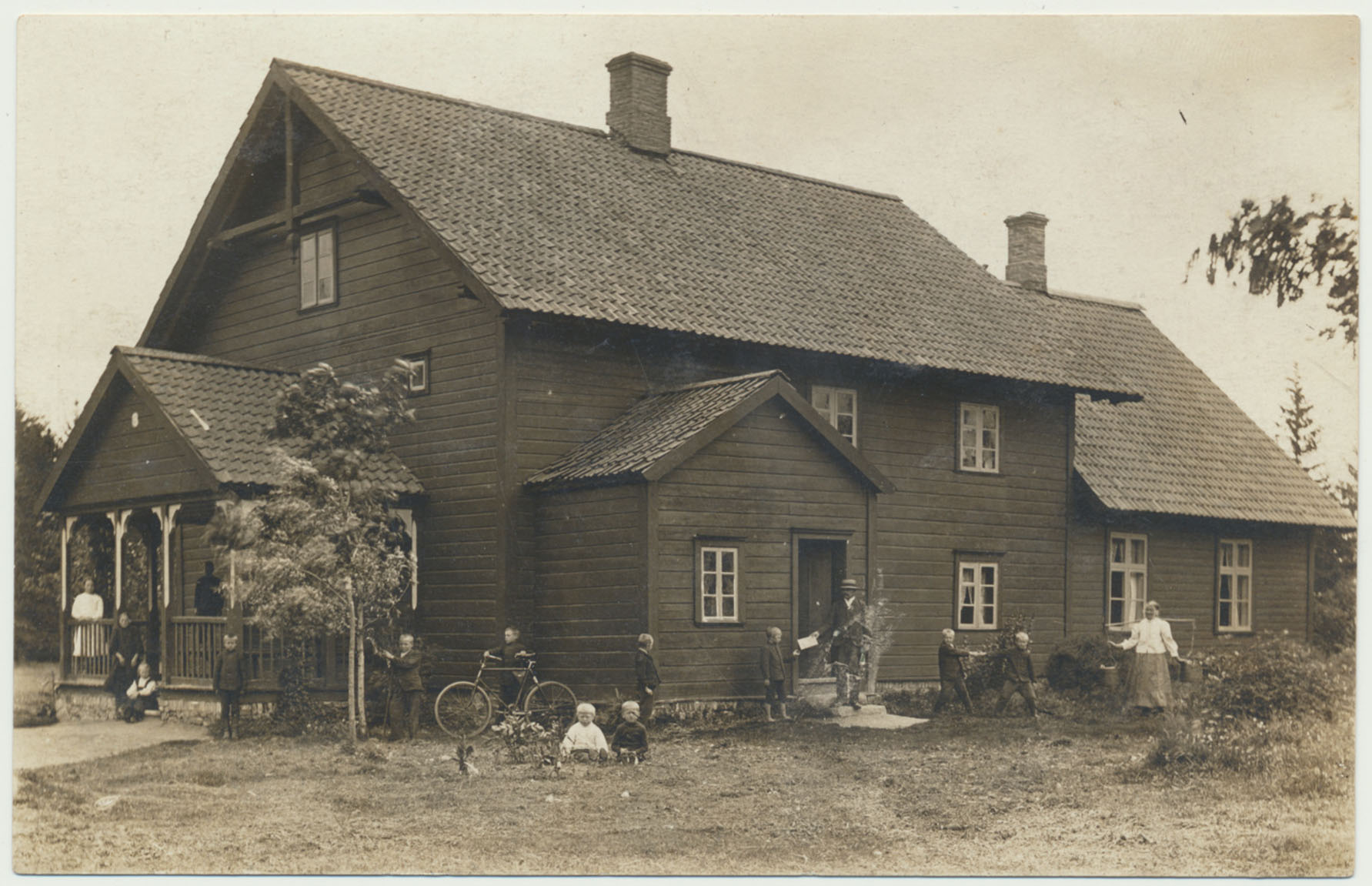 Vana foto (umbes aastast 1911) Supsi koolimajast